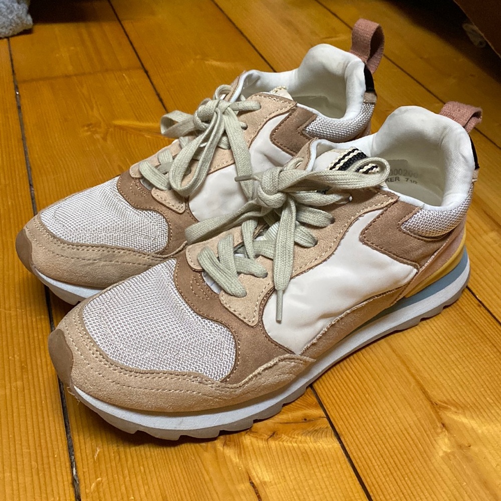 Women’s sneakers